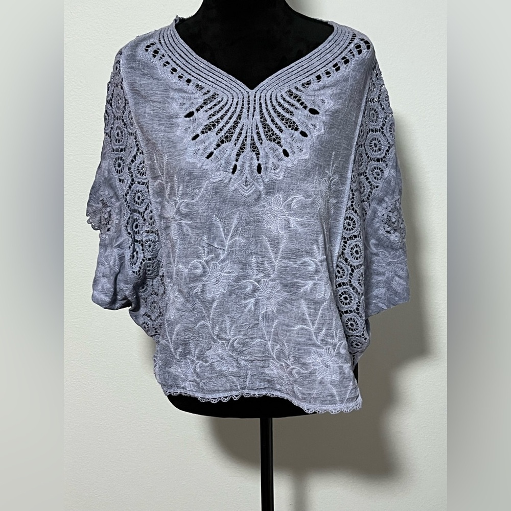 KINDRED Dolman Sleeve Eyelet Embroidered Top - M